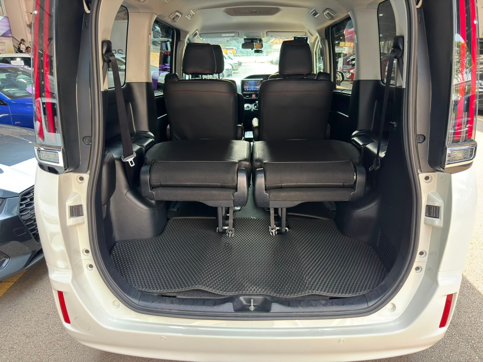 Toyota Noah Hybrid 1.8 X photo 11